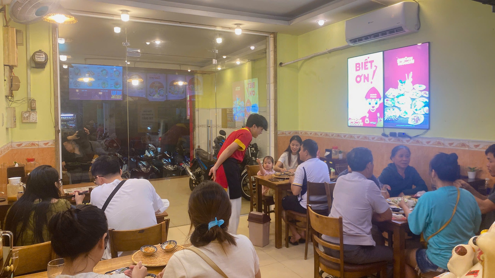 TÌM VỀ VỊ QUÊ VỚI BÁNH CUỐN TÂY SƠN TẠI QUẬN 1