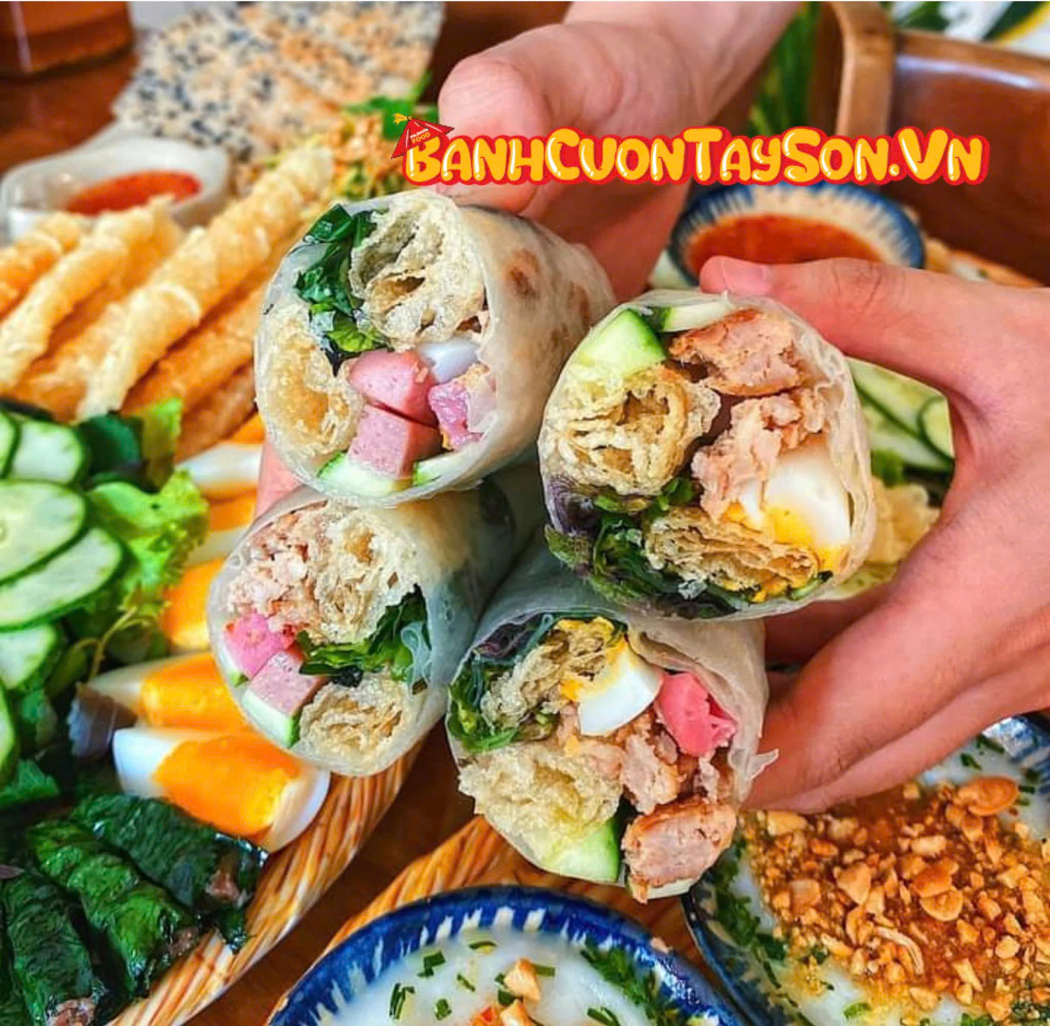 BÊN TRONG MỘT CUỐN BÁNH CUỐN TÂY SƠN CÓ GÌ MÀ KHIẾN AI CŨNG MÊ?